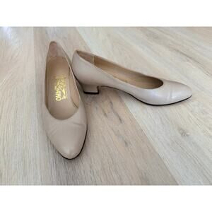 Salvatore Ferragamo Taupe Leather Pumps Size 7 AA Low Heel Made in Italy